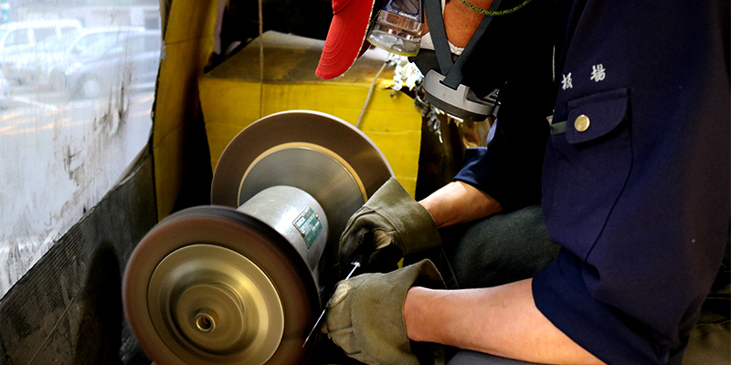 表面に錆が出にくいように、羽布で仕上げます