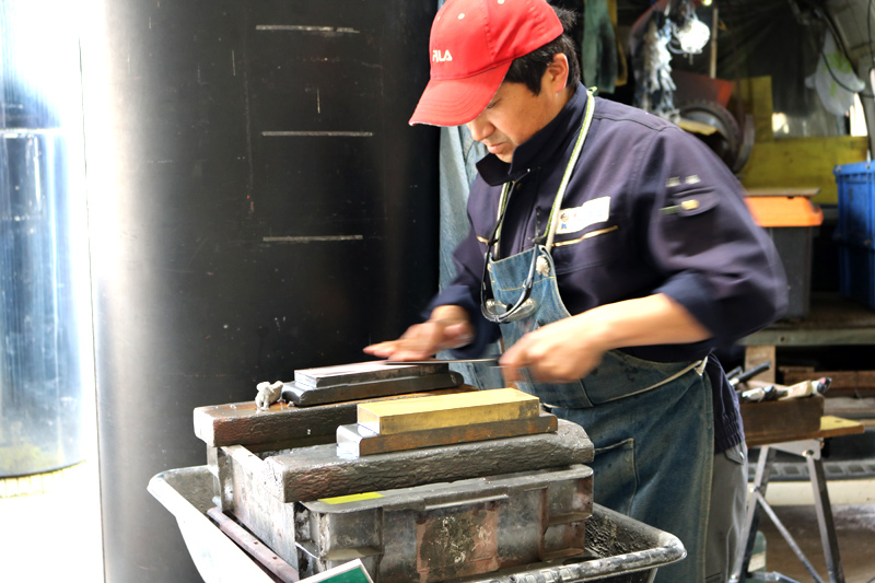 手で一本、一本砥石で丹念に仕上げます
